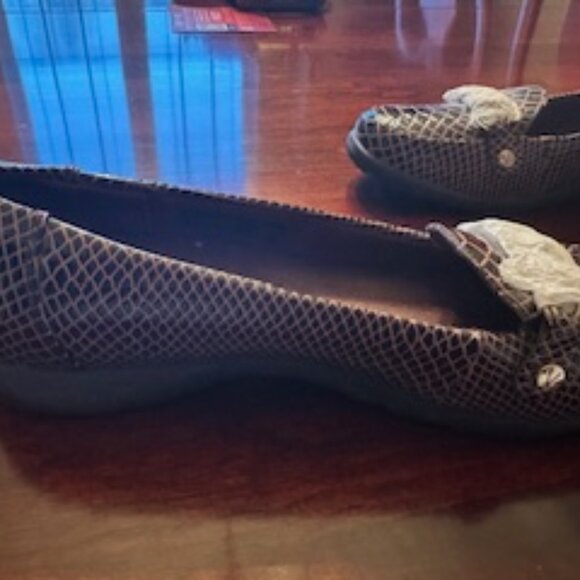 Vionic crocodile embossed leather loafer - Picture 4 of 8